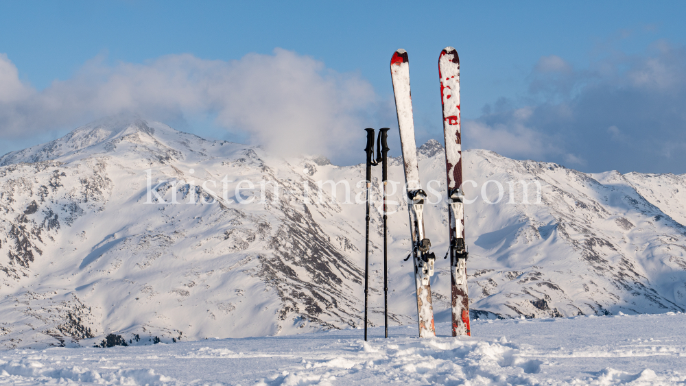 Ski und Skistöcke stecken im Schnee  by kristen-images.com