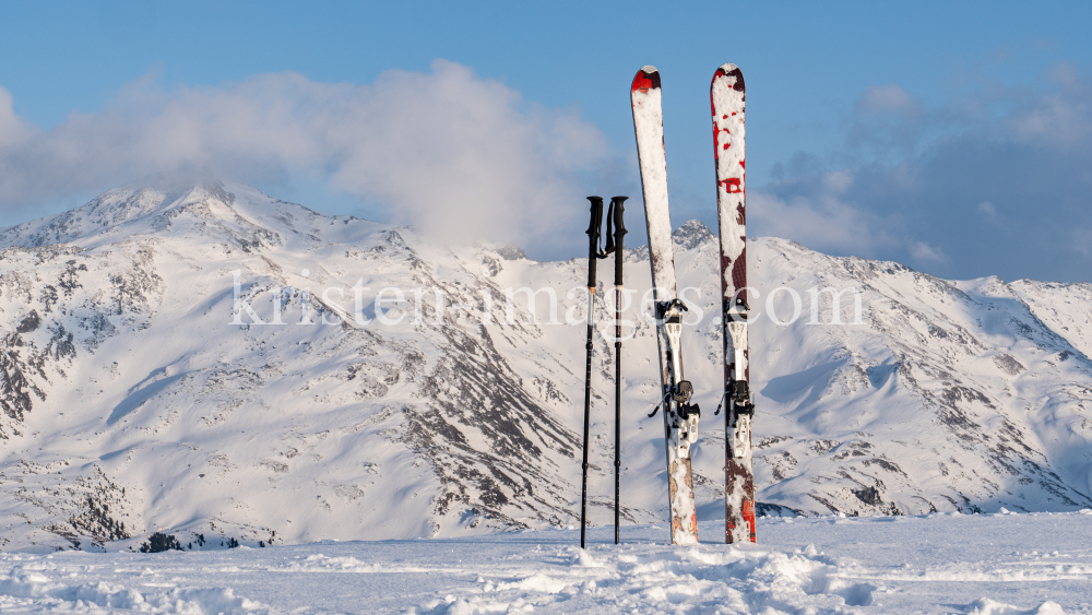 Ski und Skistöcke stecken im Schnee  by kristen-images.com