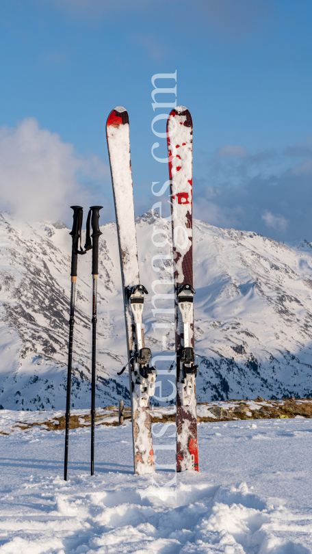 Ski und Skistöcke stecken im Schnee  by kristen-images.com