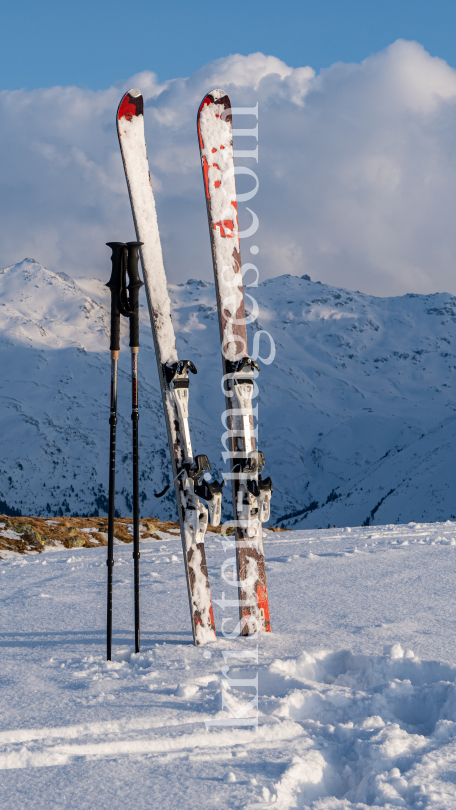 Ski und Skistöcke stecken im Schnee  by kristen-images.com