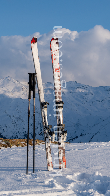 Ski und Skistöcke stecken im Schnee  by kristen-images.com