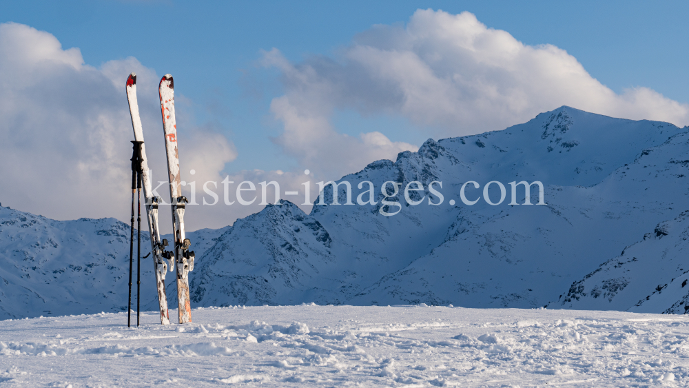 Ski und Skistöcke stecken im Schnee  by kristen-images.com
