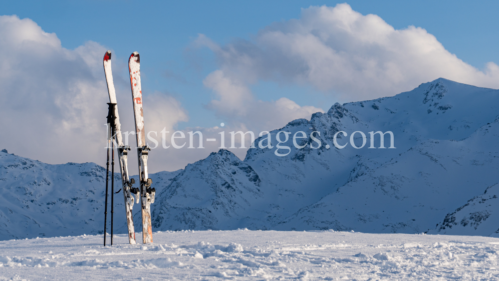 Ski und Skistöcke stecken im Schnee  by kristen-images.com