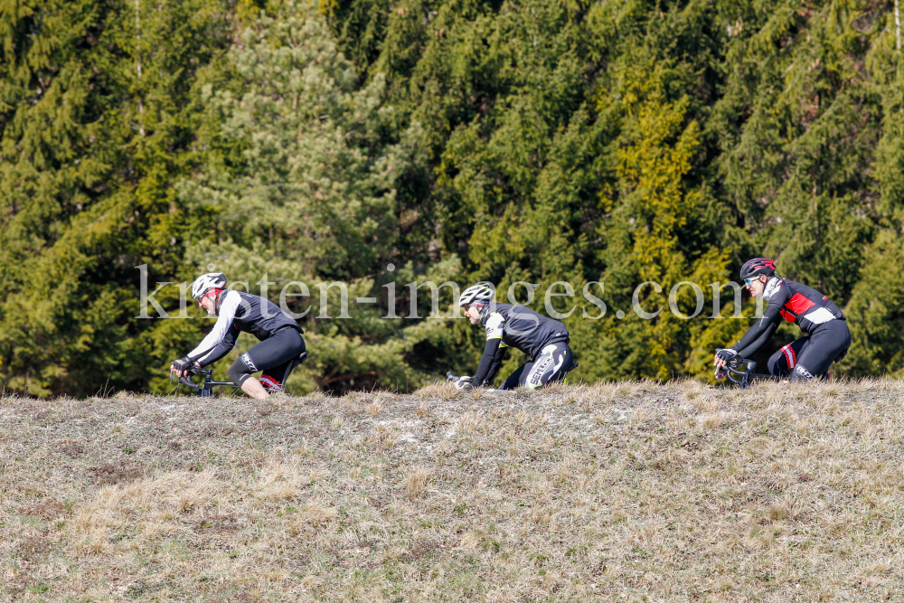 Radfahrer / Reintalersee, Reintaler See, Kramsach, Tirol, Austria by kristen-images.com