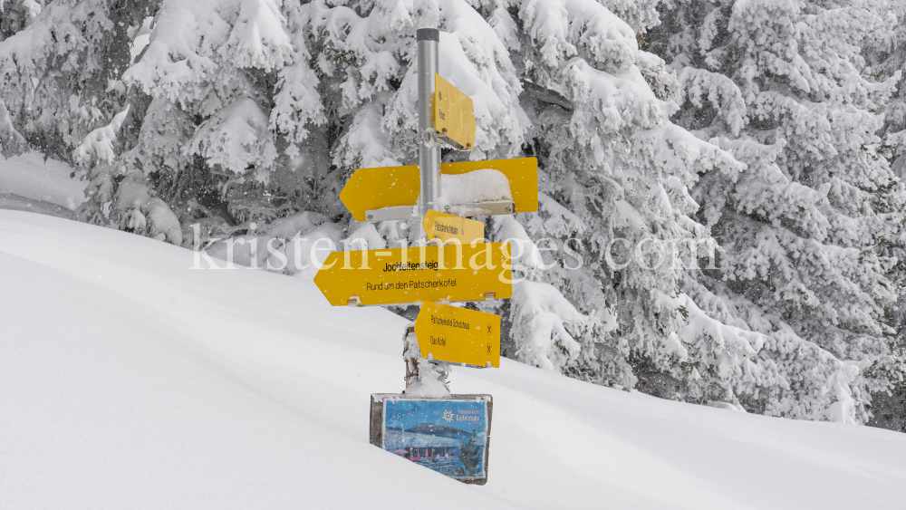 zugeschneites Wanderwegschild am Berg / Patscherkofel, Tirol, Austria by kristen-images.com