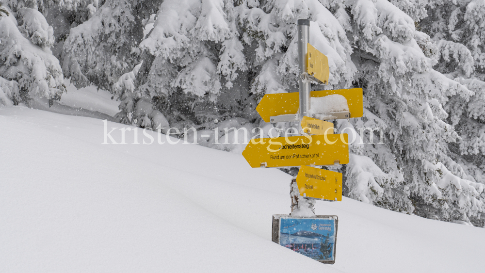 zugeschneites Wanderwegschild am Berg / Patscherkofel, Tirol, Austria by kristen-images.com