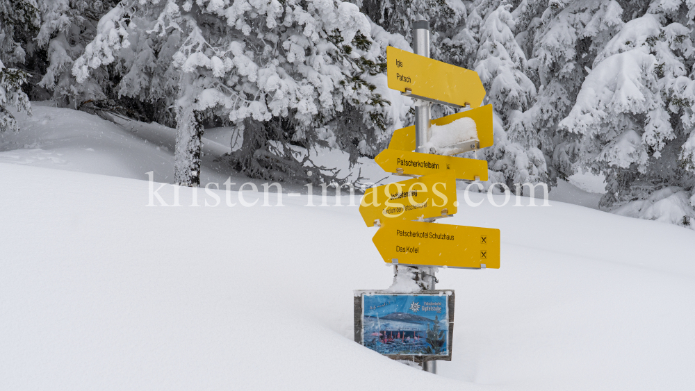 zugeschneites Wanderwegschild am Berg / Patscherkofel, Tirol, Austria by kristen-images.com