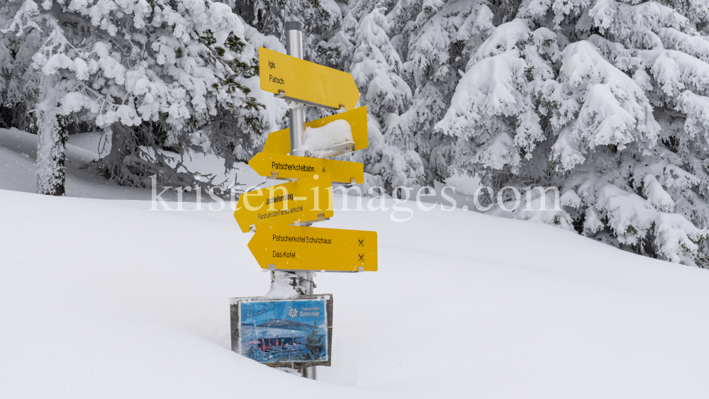 zugeschneites Wanderwegschild am Berg / Patscherkofel, Tirol, Austria by kristen-images.com