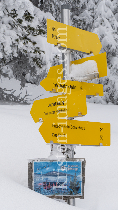 zugeschneites Wanderwegschild am Berg / Patscherkofel, Tirol, Austria by kristen-images.com