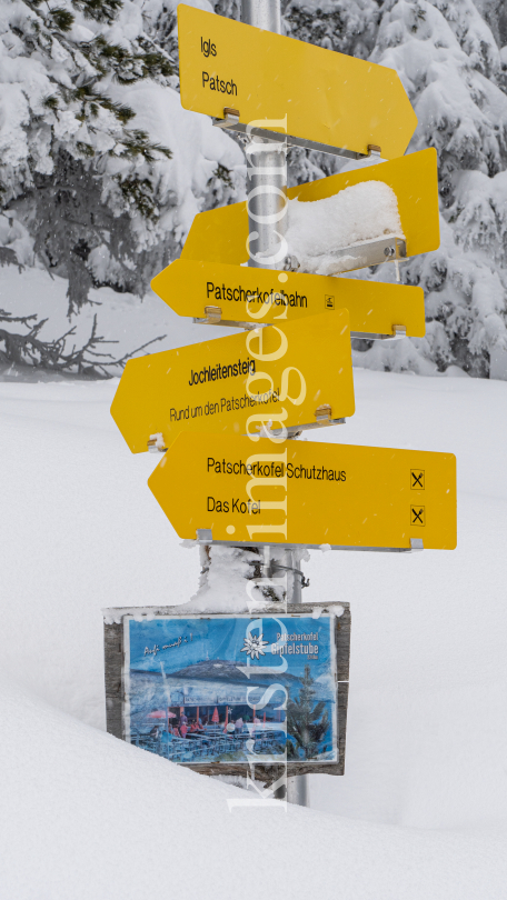 zugeschneites Wanderwegschild am Berg / Patscherkofel, Tirol, Austria by kristen-images.com