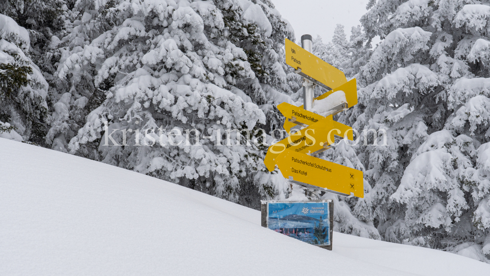 zugeschneites Wanderwegschild am Berg / Patscherkofel, Tirol, Austria by kristen-images.com