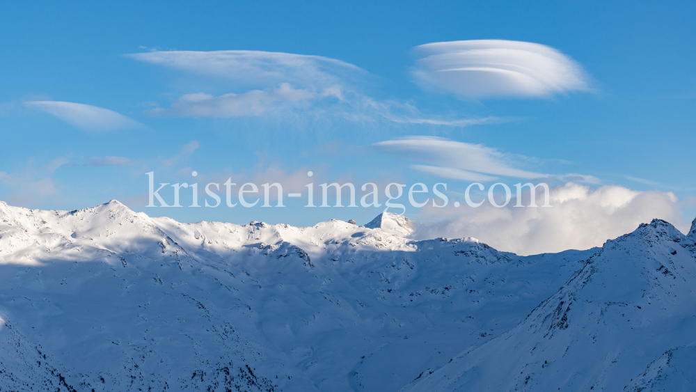 Tuxer Alpen im Winter / Tirol, Österreich by kristen-images.com