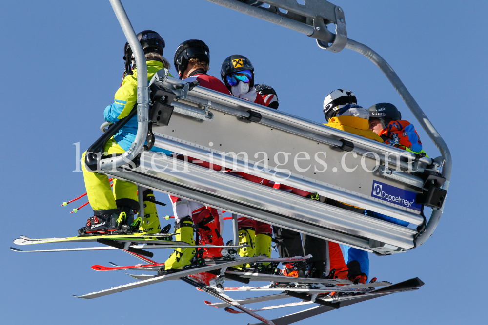 Skifahrer mit Maske am Sessellift by kristen-images.com