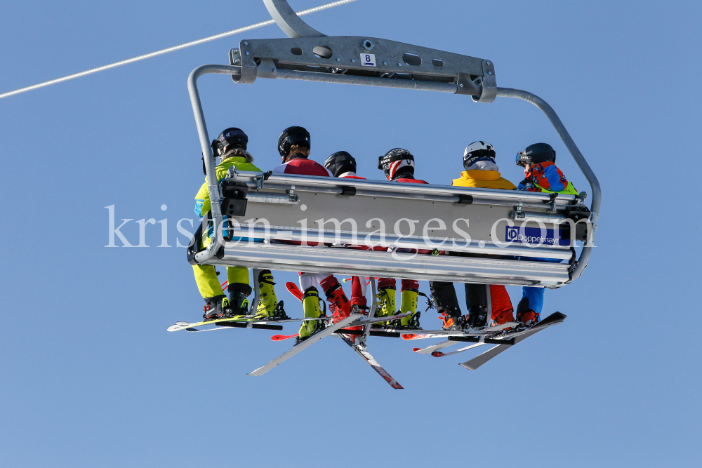 Skifahrer mit Maske am Sessellift by kristen-images.com