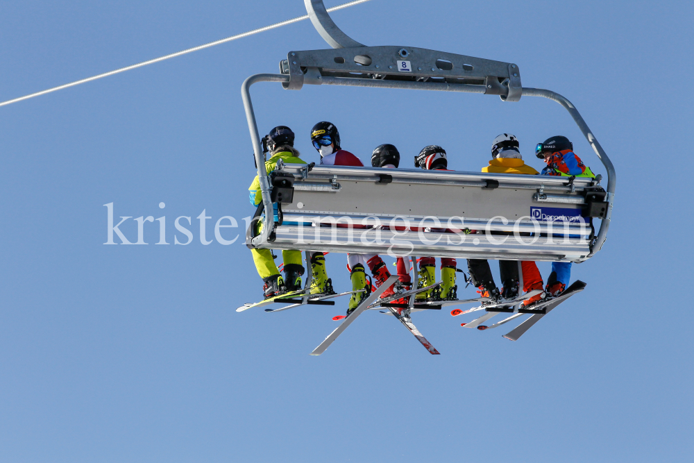 Skifahrer mit Maske am Sessellift by kristen-images.com