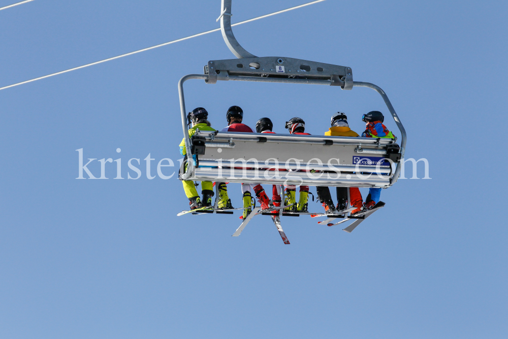 Skifahrer mit Maske am Sessellift by kristen-images.com