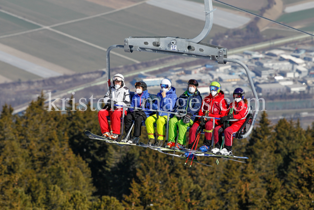 Skifahrer mit Maske am Sessellift by kristen-images.com