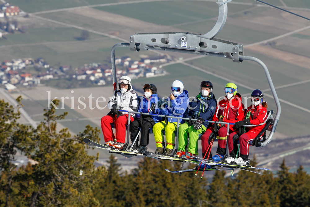 Skifahrer mit Maske am Sessellift by kristen-images.com