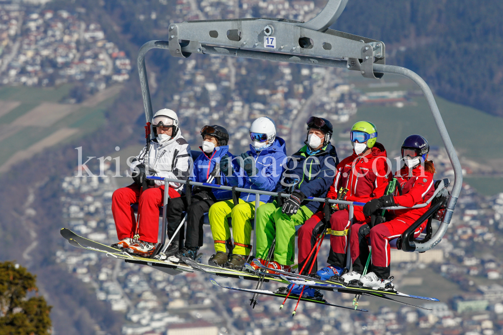 Skifahrer mit Maske am Sessellift by kristen-images.com