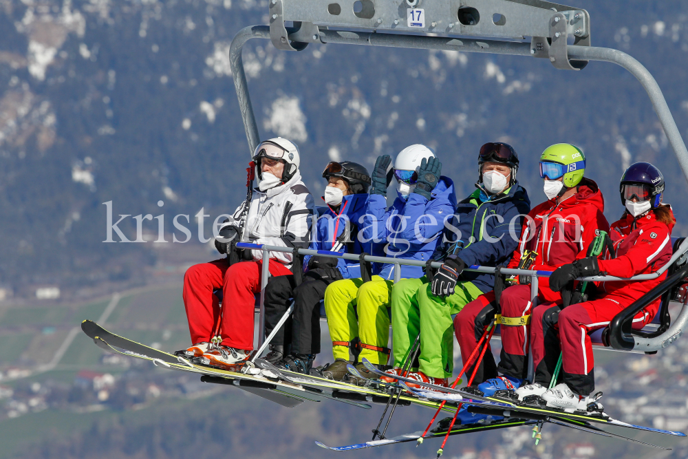 Skifahrer mit Maske am Sessellift by kristen-images.com