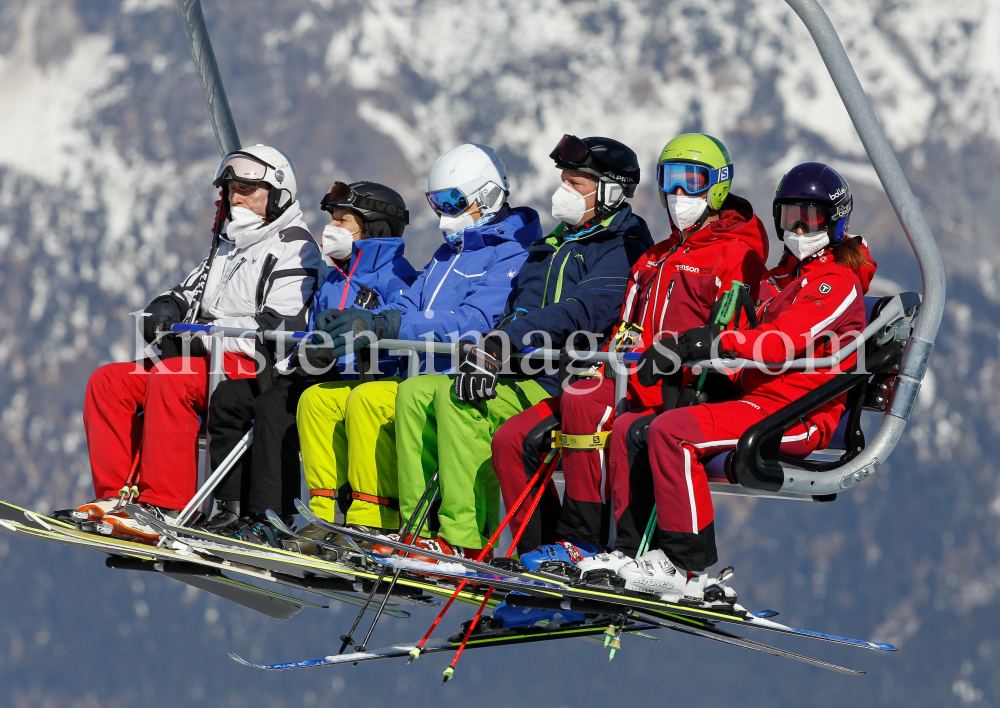 Skifahrer mit Maske am Sessellift by kristen-images.com