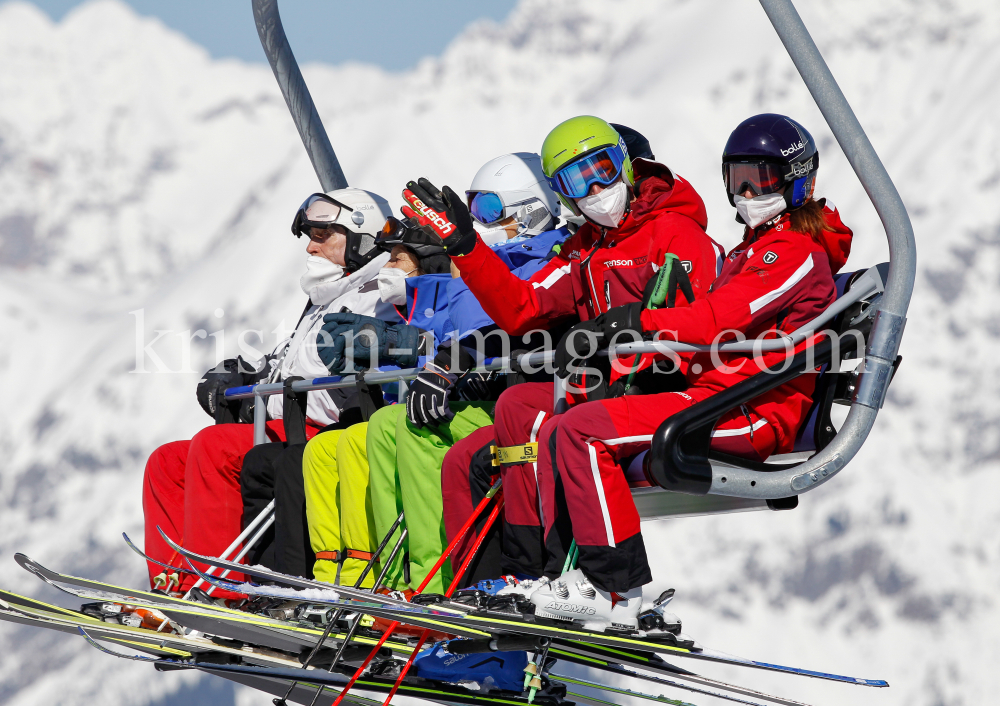 Skifahrer mit Maske am Sessellift by kristen-images.com