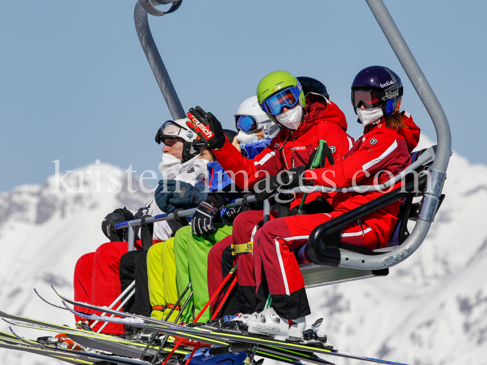 Skifahrer mit Maske am Sessellift by kristen-images.com