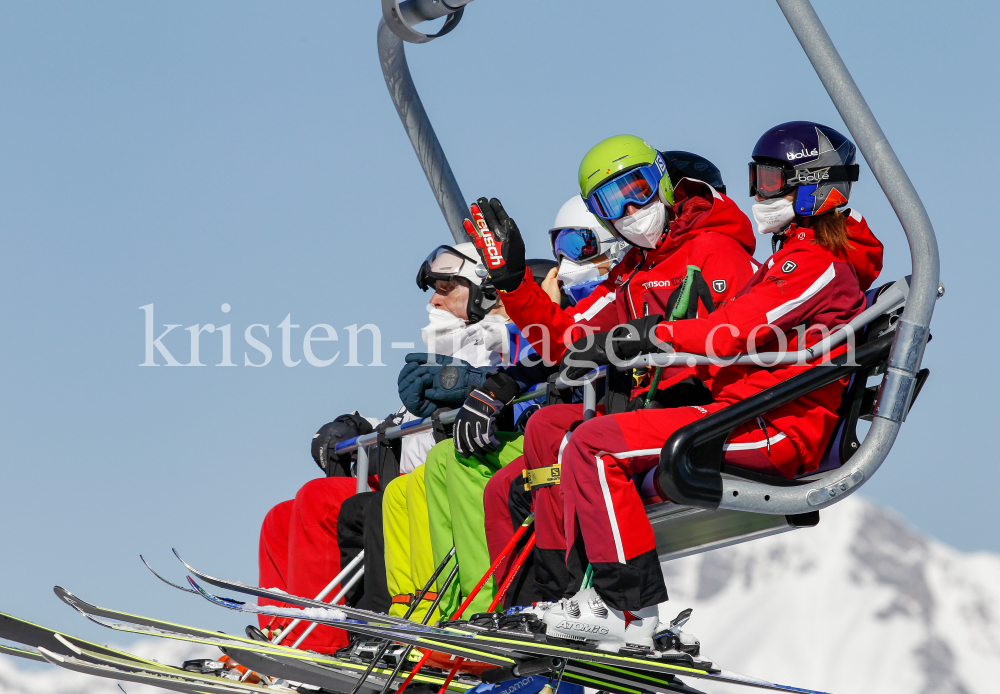 Skifahrer mit Maske am Sessellift by kristen-images.com