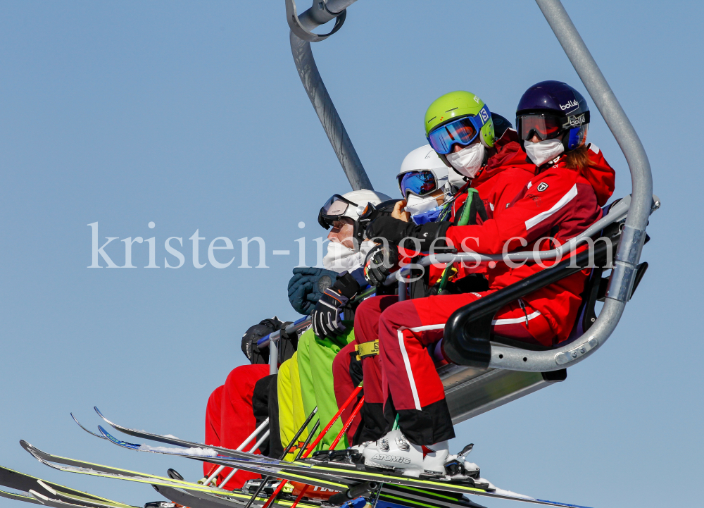 Skifahrer mit Maske am Sessellift by kristen-images.com