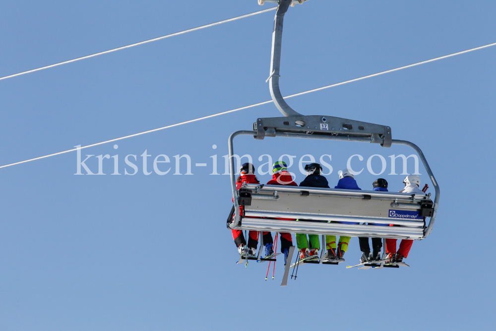 Skifahrer mit Maske am Sessellift by kristen-images.com