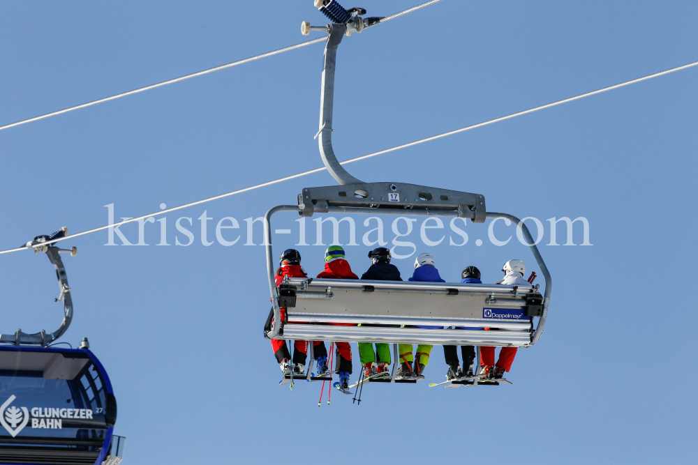 Skifahrer mit Maske am Sessellift by kristen-images.com