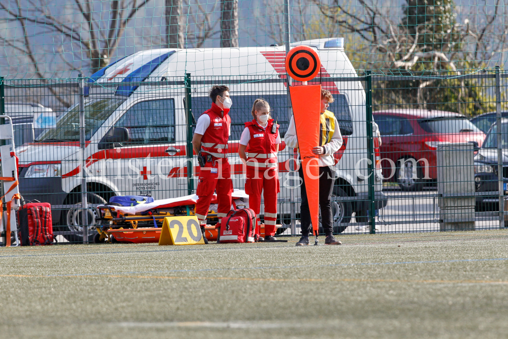 Rettungssanitäter am Spielfeldrand / Österreichisches Rotes Kreuz / Rettung by kristen-images.com