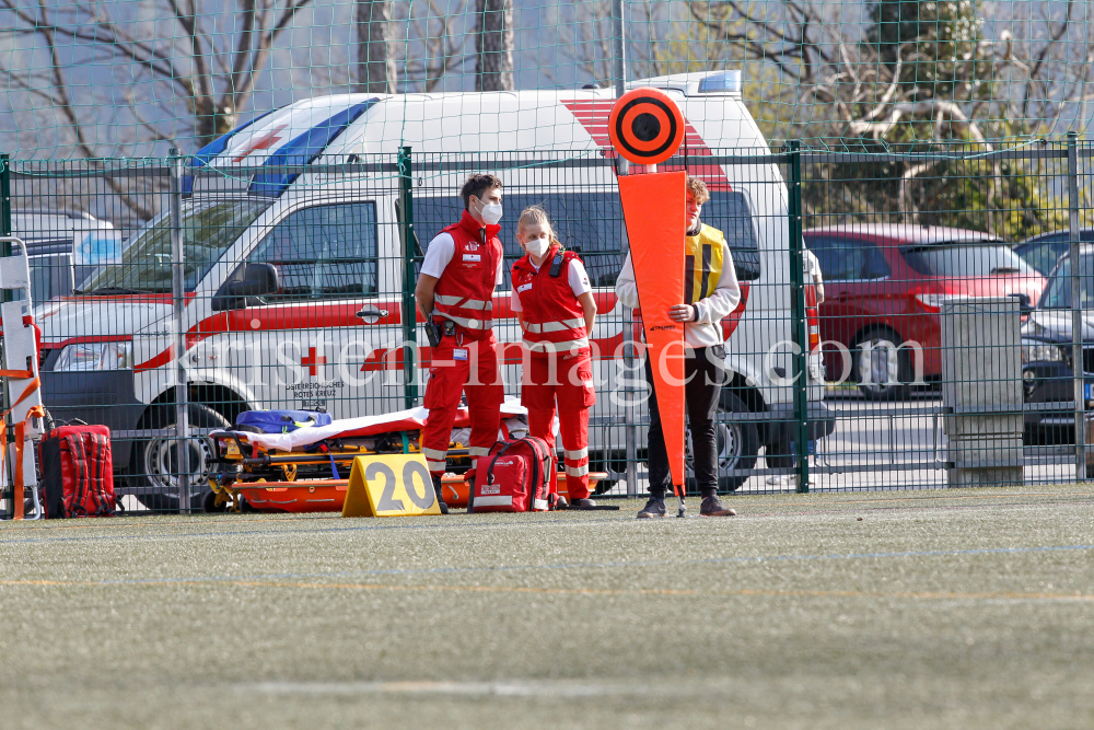 Rettungssanitäter am Spielfeldrand / Österreichisches Rotes Kreuz / Rettung by kristen-images.com