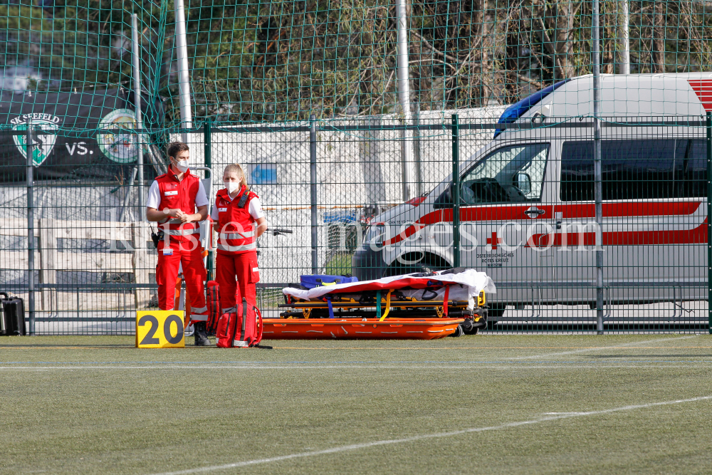 Rettungssanitäter am Spielfeldrand / Österreichisches Rotes Kreuz / Rettung by kristen-images.com