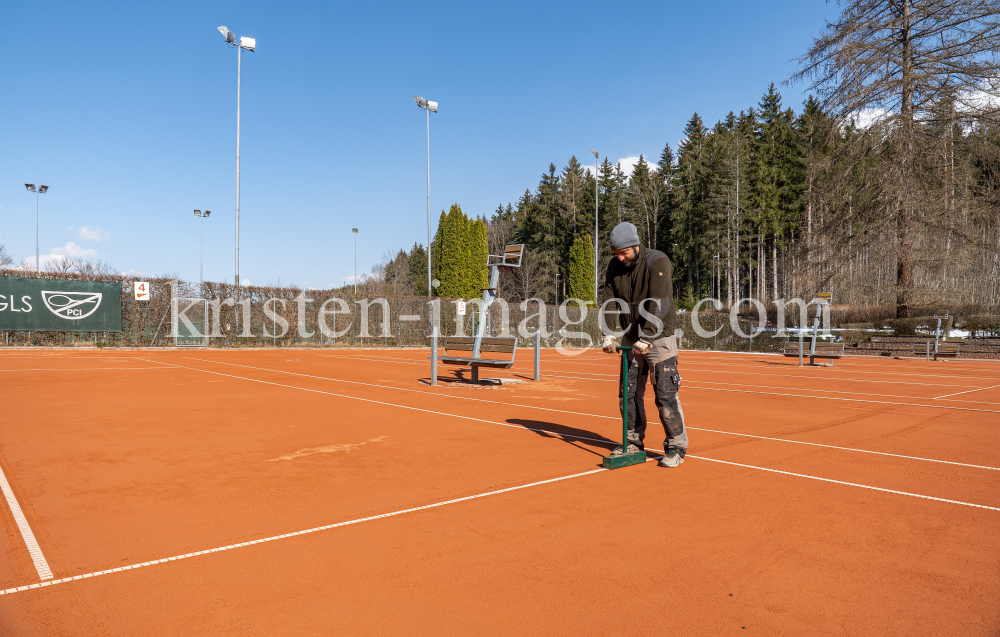 Frühjahrsinstandsetzung eines Tennisplatzes by kristen-images.com