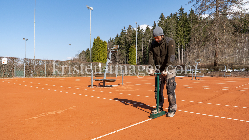 Frühjahrsinstandsetzung eines Tennisplatzes by kristen-images.com