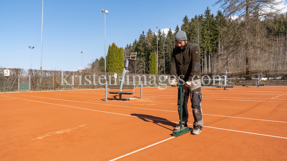 Frühjahrsinstandsetzung eines Tennisplatzes by kristen-images.com