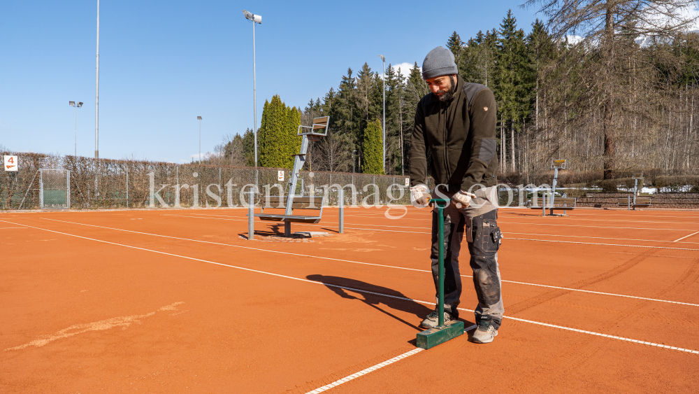 Frühjahrsinstandsetzung eines Tennisplatzes by kristen-images.com