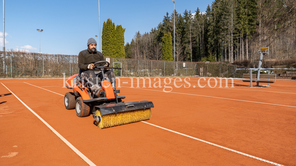 Frühjahrsinstandsetzung eines Tennisplatzes by kristen-images.com