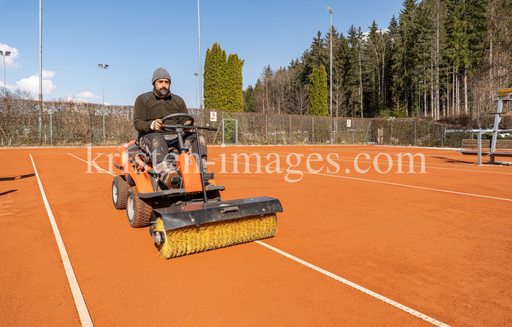 Frühjahrsinstandsetzung eines Tennisplatzes by kristen-images.com