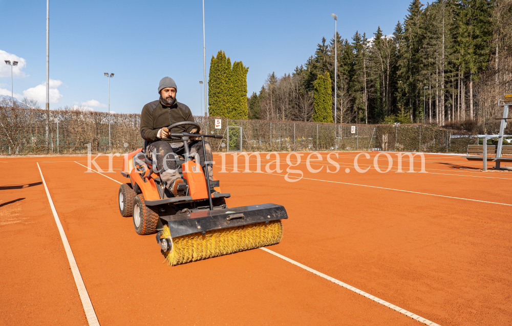 Frühjahrsinstandsetzung eines Tennisplatzes by kristen-images.com