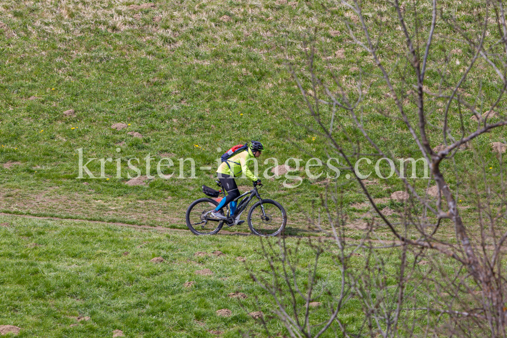 Moutainbiker auf einem Wanderweg by kristen-images.com