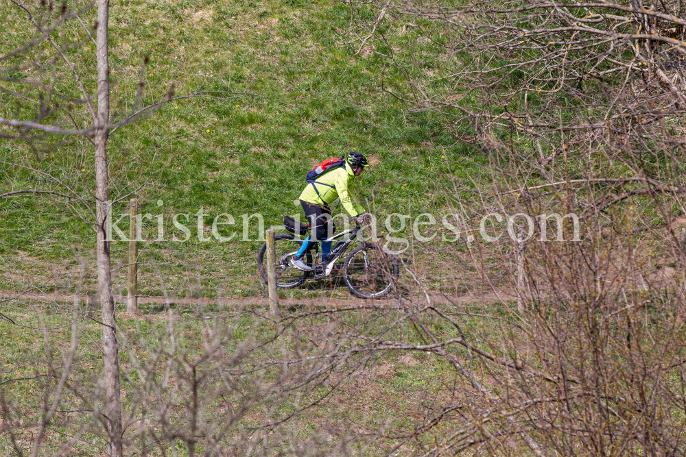 Moutainbiker auf einem Wanderweg by kristen-images.com