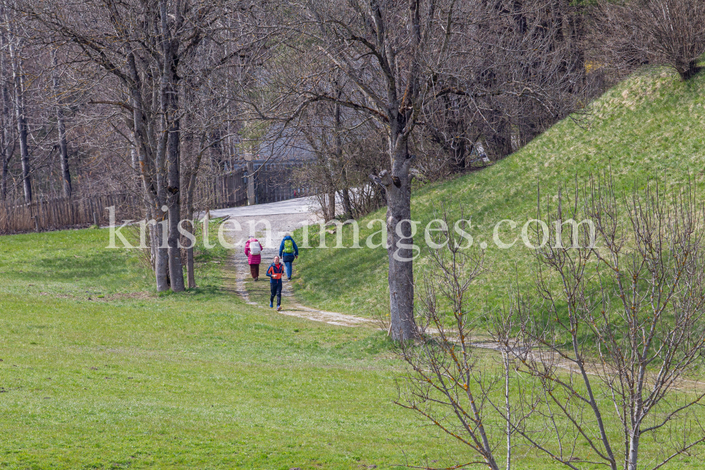 Wanderer, Läufer auf einem Wanderweg by kristen-images.com