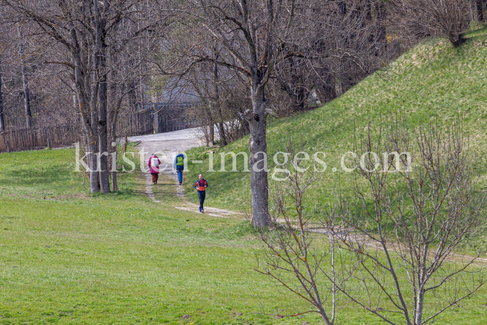 Wanderer, Läufer auf einem Wanderweg by kristen-images.com