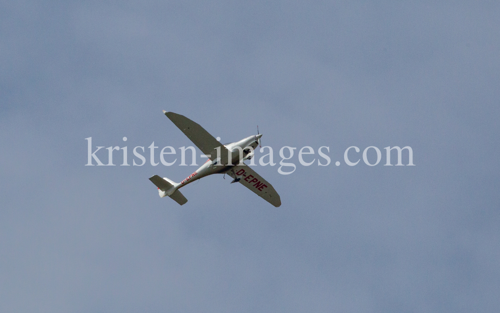 Sportflugzeug D-EPNE über Tirol, Österreich by kristen-images.com