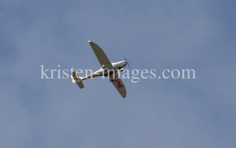 Sportflugzeug D-EPNE über Tirol, Österreich by kristen-images.com