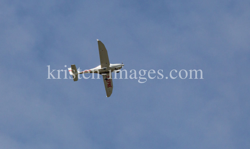 Sportflugzeug D-EPNE über Tirol, Österreich by kristen-images.com