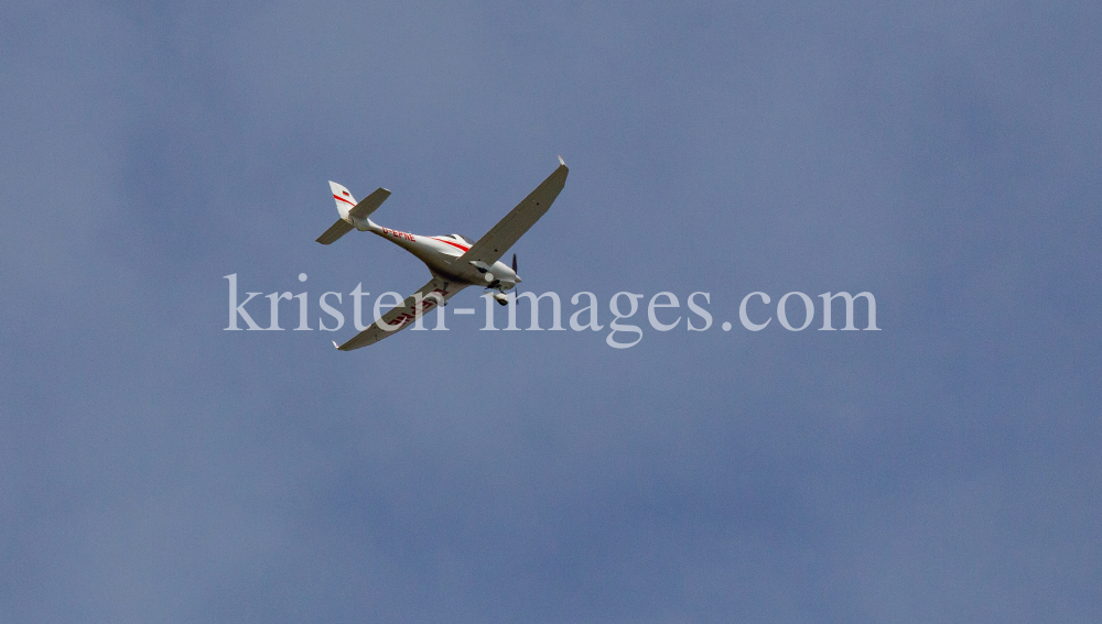 Sportflugzeug D-EPNE über Tirol, Österreich by kristen-images.com