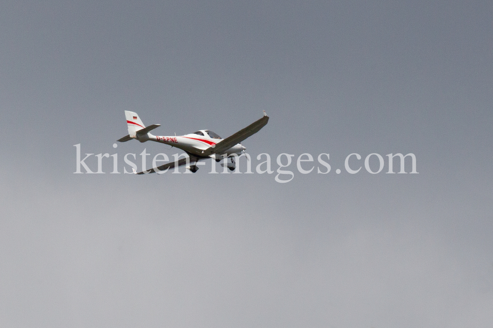 Sportflugzeug D-EPNE über Tirol, Österreich by kristen-images.com